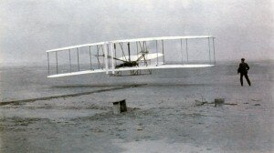 Первые полет «Флайера-1 » 17 декабря 1903 года; пилотирует Орвилл, Уилбер - на земле. Штат Северная Каролина