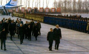 Президент США Джеральд Форд и Дэн Сяопин перед почетным караулом. Китай. 1975 г.