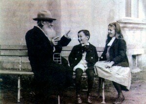 Л. Н. Толстой рассказывает сказку внукам. Фото 1909 г.