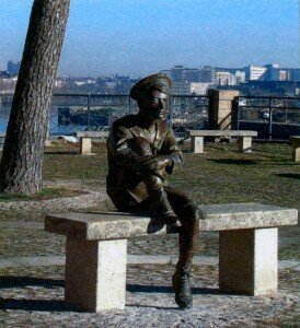 Статуя Жюль Верна - подростка в Нанте. Скульптор Е. Киюо. 2005 г.