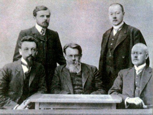 В. И. Вернадский (в центре) с ассистентами