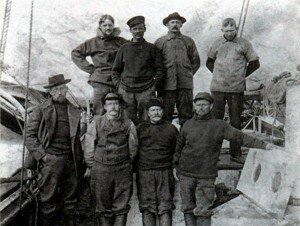 Амундсен и его команда на борту «Йоа»