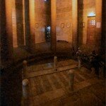 Могила Ибн Сины внутри в Хамадане (Иран)
