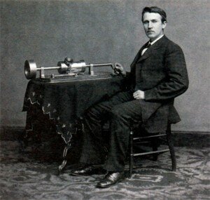 Томас Эдисон с первой моделью фонографа. Фото 1877 г.