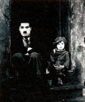 Чарли Чаплин и Джеки Куган в фильме «Малыш». 1921 г.