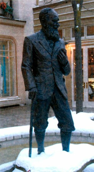 Статуя Бернарда Шоу на Ниагарском озере, где проходит ежегодный театральный фестиваль