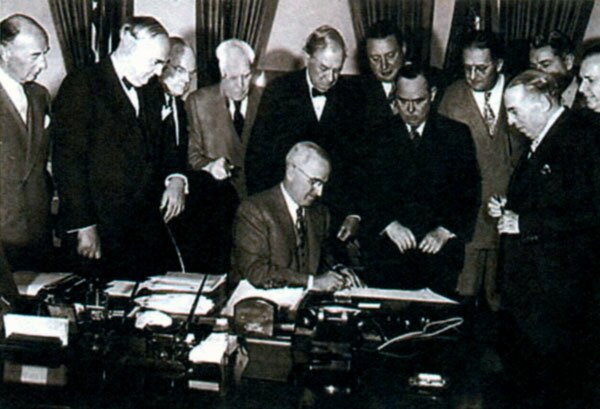 Президент Трумэн подписывает «Программу восстановления Европы». 1947 г.