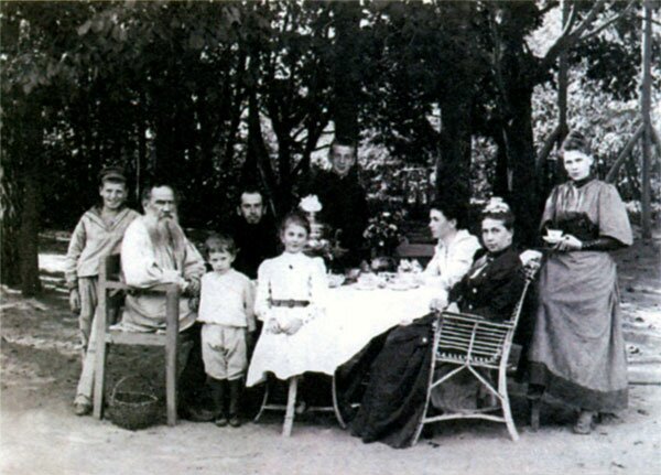 Толстой с семьей. Ясная Поляна. Фото 1892 г.