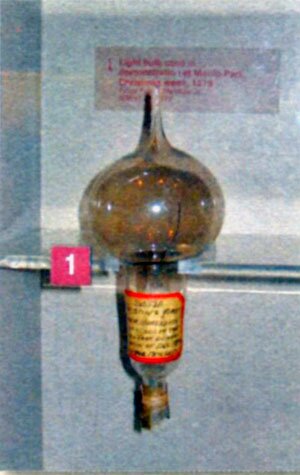 Первая модель лампочки Эдисона. 1879 г.