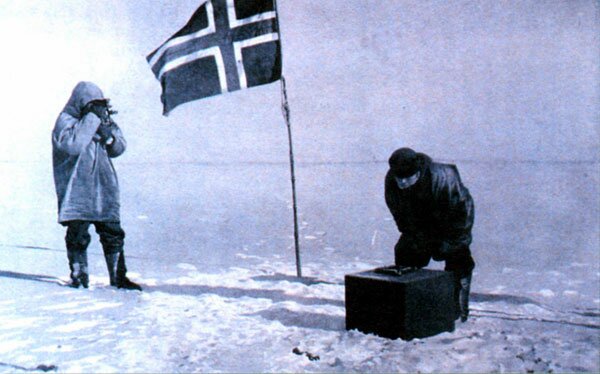 Руаль Амундсен на Южном полюсе. 14 декабря 1911 г. водрузил на Южном полюсе флаг Норвегии.