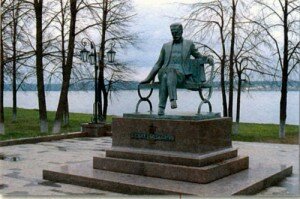 Памятник Петру Ильичу Чайковскому на родине в Воткинске