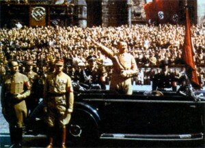 Гитлер на нацистской церемонии. 1938 г.