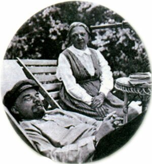 В. И. Ленин и Н. К. Крупская в Горках. 1922 г.