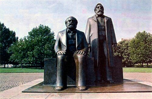 Памятник К. Марксу и Ф. Энгельсу на Александрплац в Берлине. 1986 г.