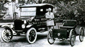 Генрих Форд перед своим первым автомобилем, квадроциклом, и десятимиллионником Tin-Lizzy. 1924 г.
